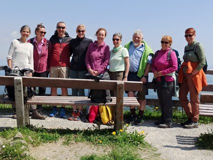 Strahlende Yogis bei der Wanderung durch die Ammergauer Alpen