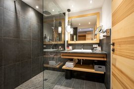 Das stilvolle Badezimmer mit Holzelementen