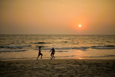 Den Sonnenuntergang am Strand genießen