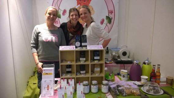 Nina Schmitz von NEUE WEGE am Stand von Padmavati Ayurveda