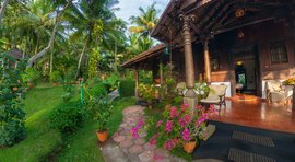 Die gemütlichen Unterkünfte im Kerala-Stil finden Sie direkt im Garten des Somatheeram Ayurveda Resort in Kovalam