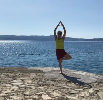 Üben Sie Yoga mit dem Rauschen des Meeres