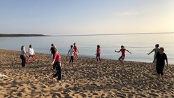 yoga-urlaub-italien-sardinien-hotel-galanias-strand Gemeinsam am Strand tanzen