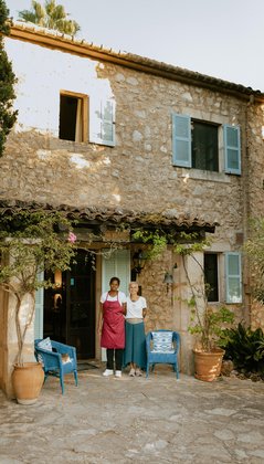 2 Frauen stehen vor dem Gebäude der Finca Son Mola Vell