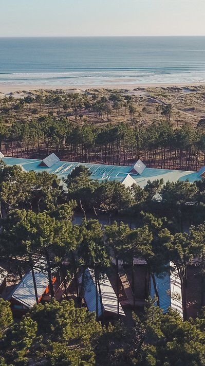 Eingebettet in einen Wald aus hochgewachsenen Pinien, steht das Feel Viana Hotel