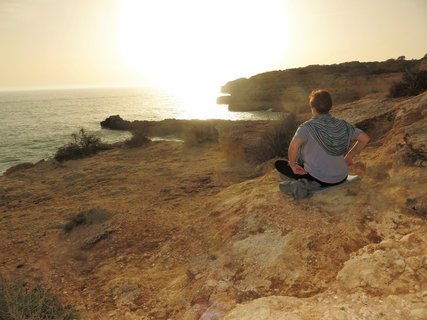 Genießen Sie die romantischen Sonnenuntergänge in den Buchten der Algarve in Portugal 