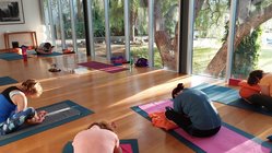 yoga-urlaub-portugal-madeira-hotel-estalagem-da-ponta-do-sol-yogaraum Yoga üben im hellen Yogaraum