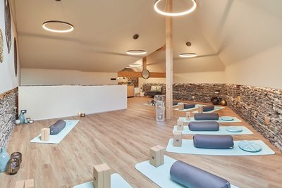 Der großzügige Yoga-Raum lädt zum Üben ein