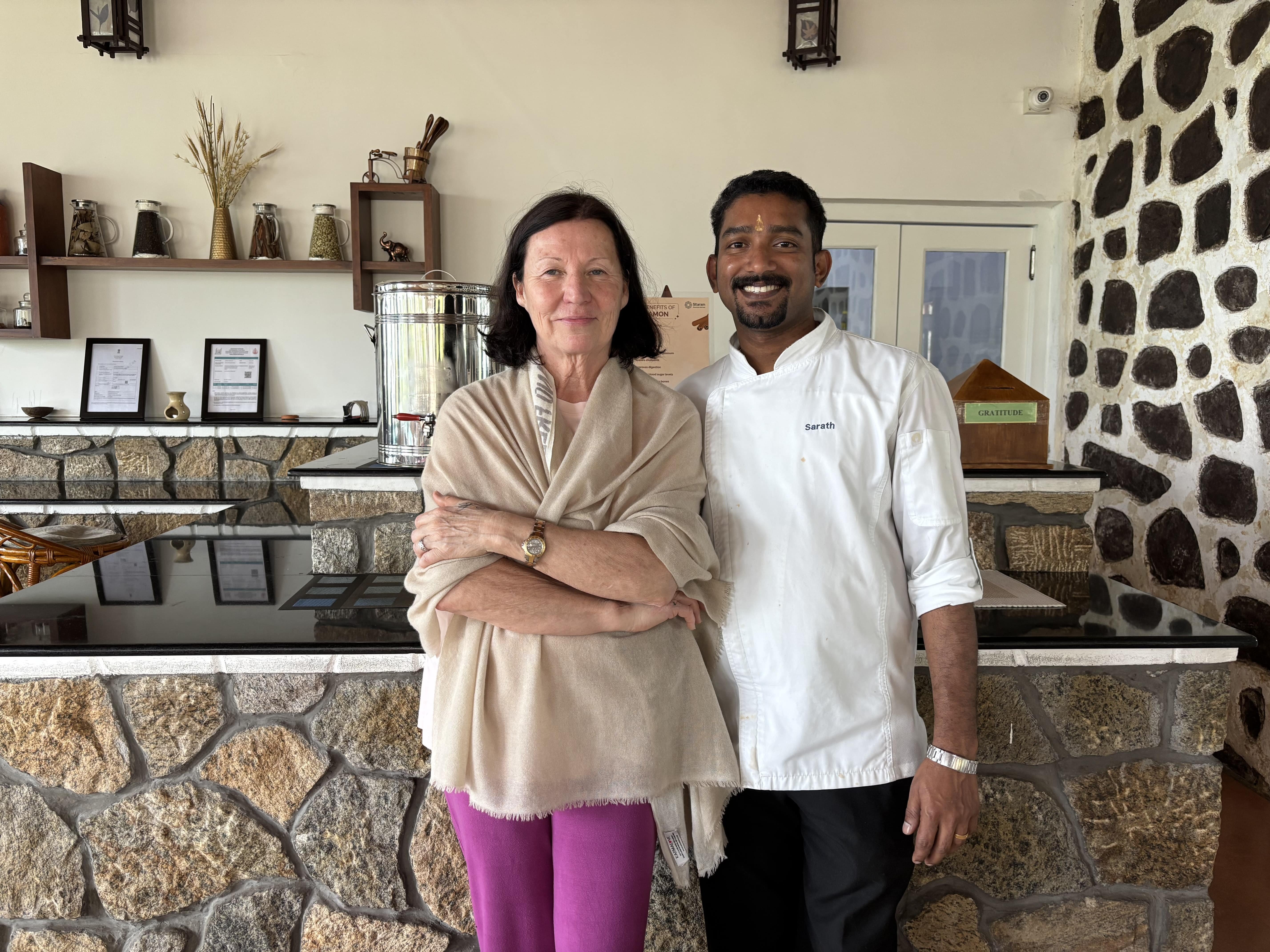 Eine Kundin zusammen mit einem Mitarbeiter des Sitaram Mountain Retreats