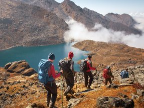 Wandergruppe in den Bergen Nepals