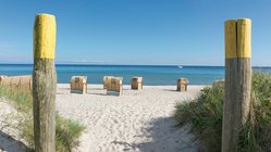 yoga-reisen-deutschland-nordsee-baltrum-naturhotel-baltrum-strand Der lange weiße Sandstrand lädt während Ihrer Yoga Reise zu Erholung und Strandspaziergängen ein