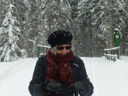 Glückliche Gesichter während eines Schneespaziergangs