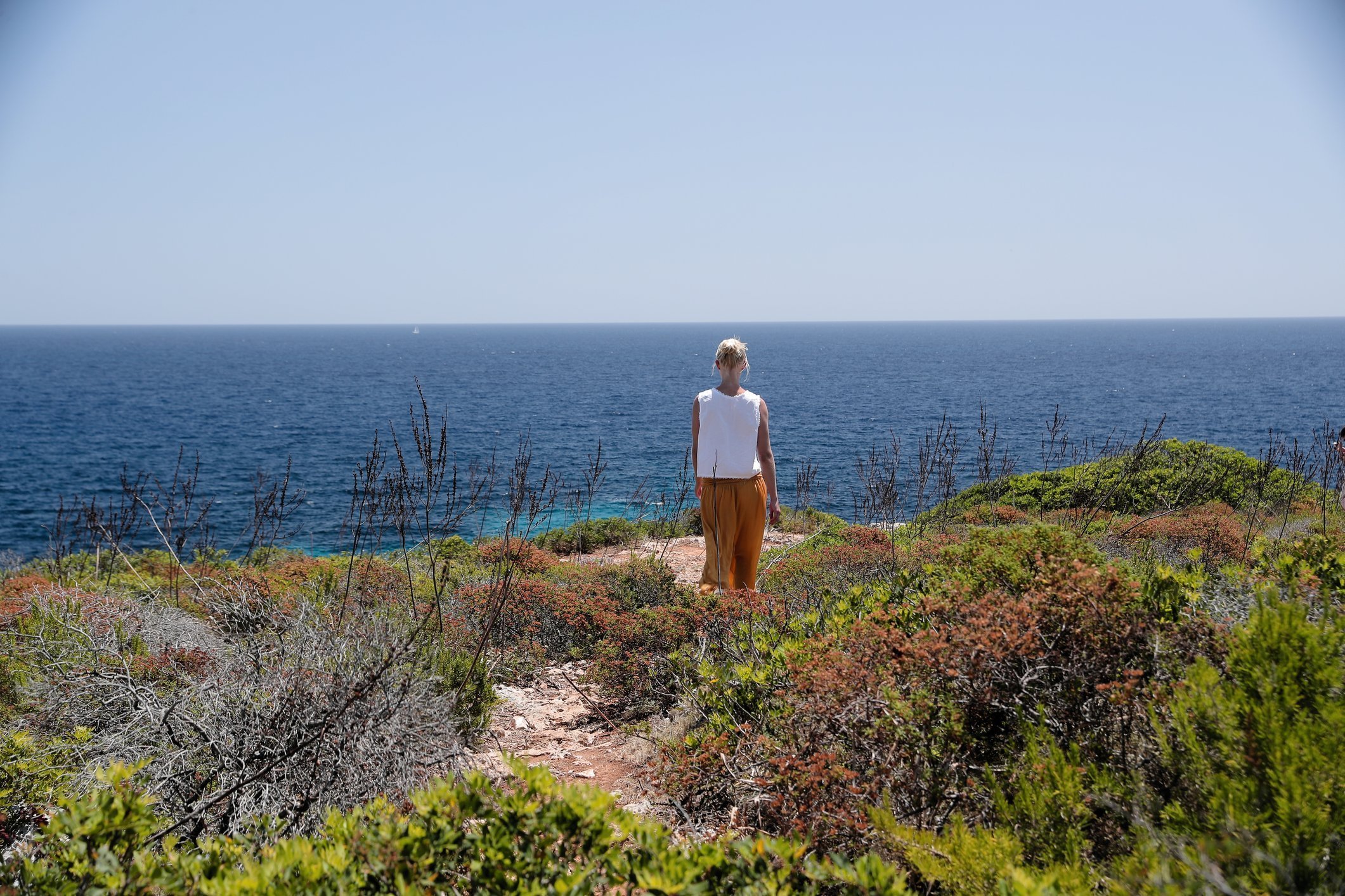 yoga-reisen-spanien-finca-son-mola-vell-wanderung Der kleine Weg entlang unberührter Natur führt hinunter an die Küste Mallorcas