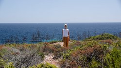 yoga-reisen-spanien-finca-son-mola-vell-wanderung Der kleine Weg entlang unberührter Natur führt hinunter an die Küste Mallorcas