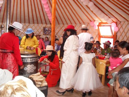 Ein besonderes Erlebnis - eine traditionelle Hochzeit in einer Nomadenfamilie in der Mongolei