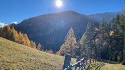 yoga-urlaub-italien-suedtirol-hotel-saalerwirt-sonne strahlende Sonne über den grünen Bergen