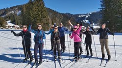 yoga-urlaub-deutschland-bio-berghotel-ifenblick-yogis Yogis beim Skilanglauf