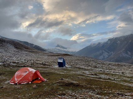Eisiger Morgen mit traumhafter Aussicht – Numala Base Camp, 4450 hm