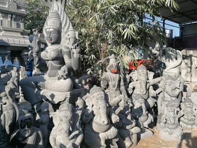 Figuren aus Stein von Indischen Gottheiten