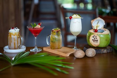 Noch ein Cocktail an der Strandbar und den Sonnenuntergang genießen?