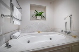Badewanne in der Zimmerkategorie "palazzo suite sea view"