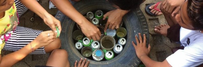 Der Grundstein des Mülleimers wird gelegt. Das ist Upcycling: aus Altem Neues schaffen