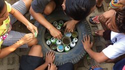 bali-saraswati-mandala-environmental-school-projekt-muelleimer Der Grundstein des Mülleimers wird gelegt. Das ist Upcycling: aus Altem Neues schaffen