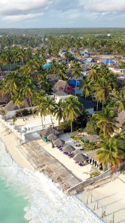 Am weißen Sandstrand spazieren Am weißen Sandstrand spazieren