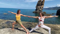 yoga-urlaub-italien-sizilien-hotel-kalura-pose-meer Gemeinsam Yoga üben am Meer