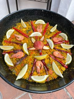Probieren Sie die leckere Paella im Castillo San Rafael