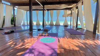 Die Yoga Shala mit Blick auf das blaue Meer