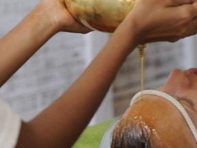 Frau wir Stirnölguss Behandlung