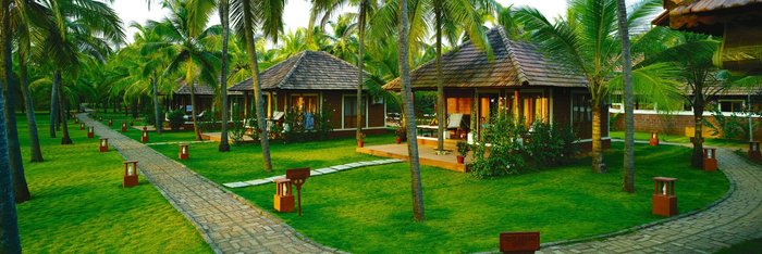 Die Bungalows des Nattika Beach Resort befinden sich inmitten eines tropischen Gartens