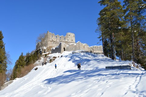 Die schöne Schneelandschaft in Reutte mit der Burg Ehrenberg