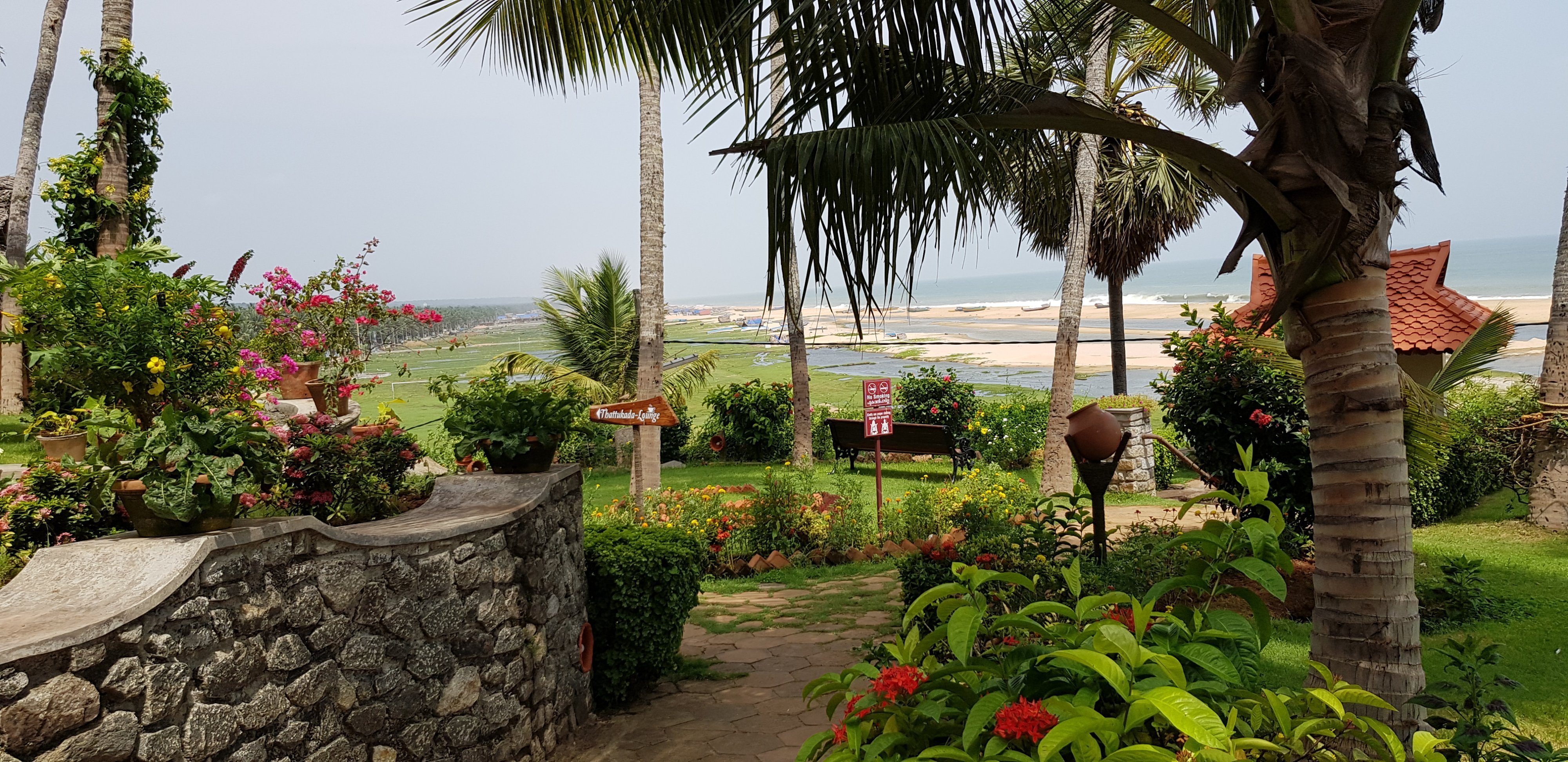 Das Somatheeram Ayurvedic Health Resort befindet sich an einem langen Sandstrand, der zum Baden enlädt. 