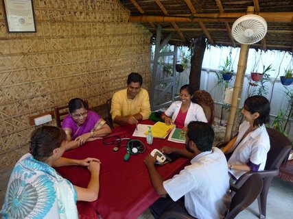 Dr. Vignesh und sein Team im Sitaram Beach Retreat