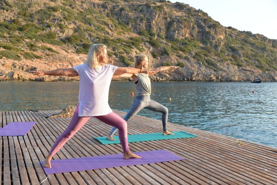 yoga-daios-cove-griechenland-kerstin-franke Genießen Sie Ihre Yoga-Einheit mit Blick auf das Meer