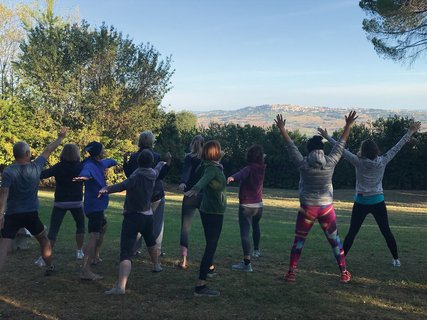 Die Yogis auf der grünen Wiese mit Blick auf das Land