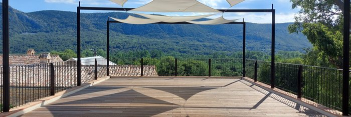 Genießen Sie von der Yoga-Plattform den Blick in die Natur