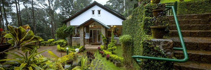 Das Restaurant fügt sich in die Natur des Sitaram Mountain Retreats ein