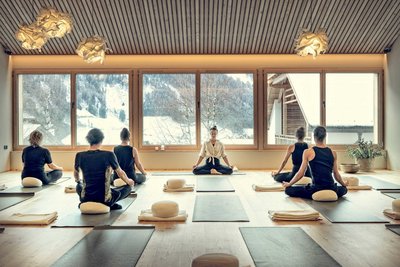Tägliche Meditations-Einheiten mit Blick auf die schneebedeckten Berge