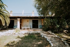 Die Ruhe der Natur auf der Terrasse vor dem Zimmer Dragonera genießen