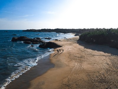 Der Kirinde Beach ist ein unberührter Strand in Sri Lanka, der für seinen atemberaubenden Ausblick bekannt ist