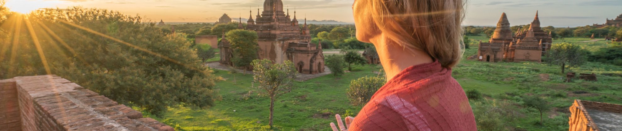 Myanmar Burma Mediatation Frau Tempelanlage Sonnenuntergang