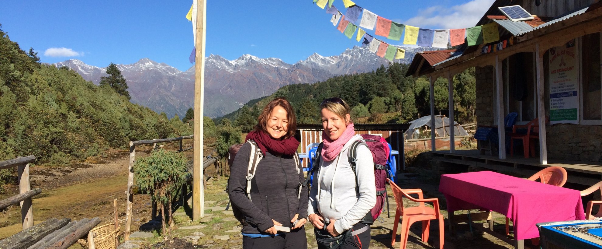 Nepal Reisen Trekking Climate Trek Himalaya wanderer gebetsfahnen Berge