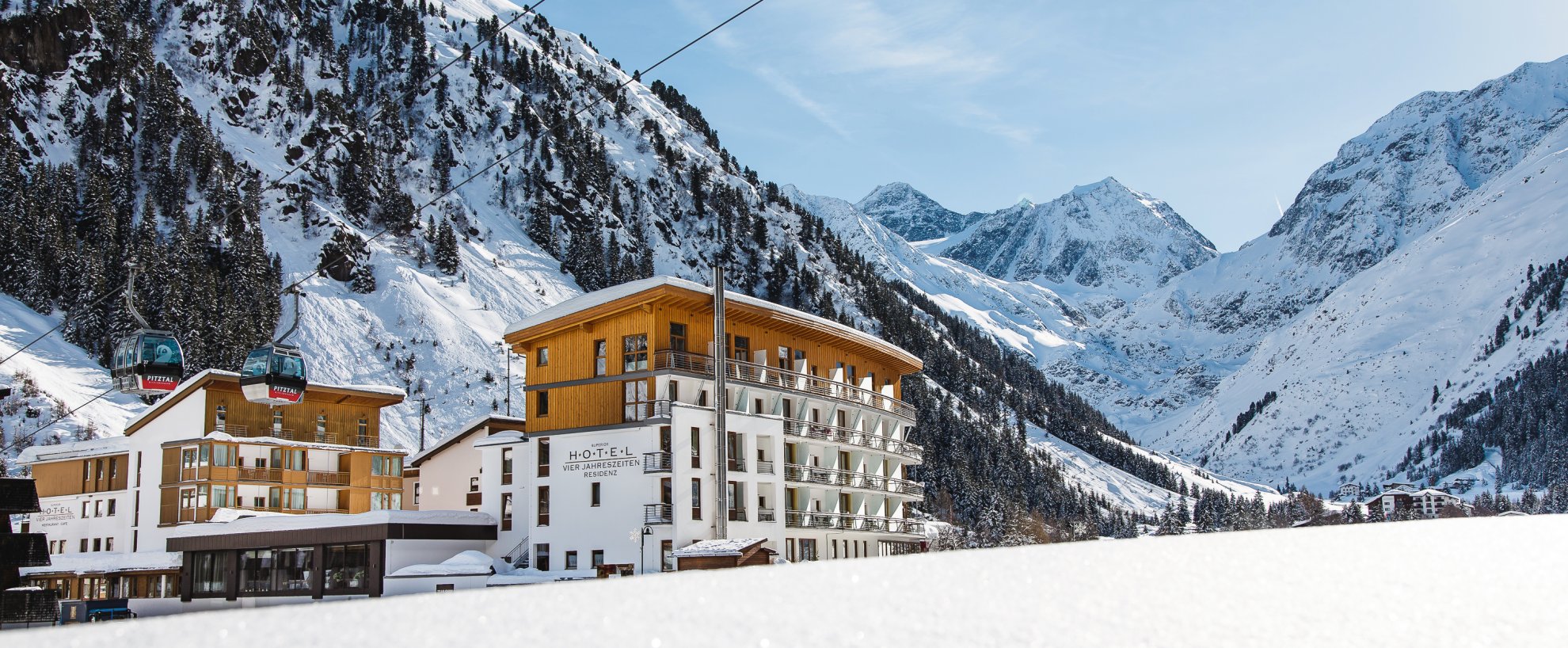 Yoga Urlaub Österreich Tirol Pitztal Hotel Vier Jahreszeiten Panorama Hotelanlage Berge Schnee 