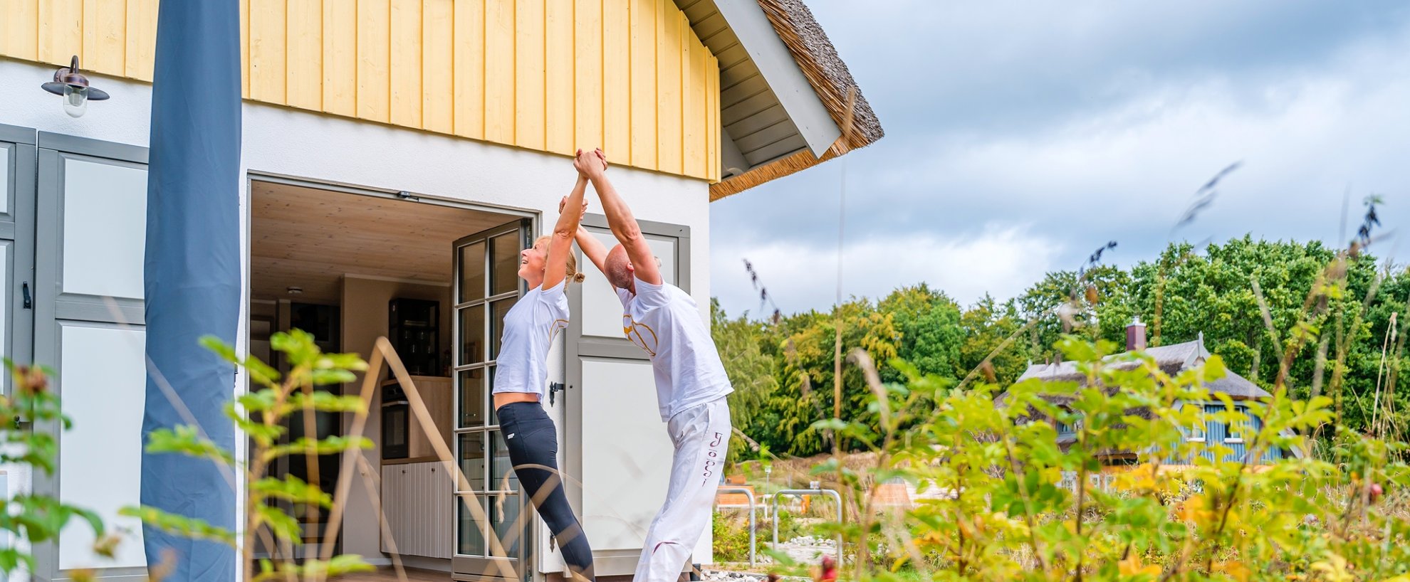 yoga urlaub reisen deutschland ostsee ruegen yogamar resort klein stresow terrasse yogapraxis