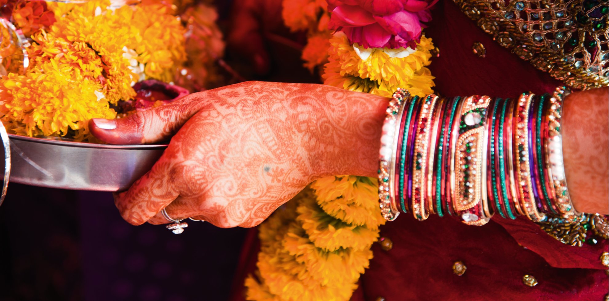 Urlaub Reise Reisen Indien Blumen Armreifen Frau Zeremonie