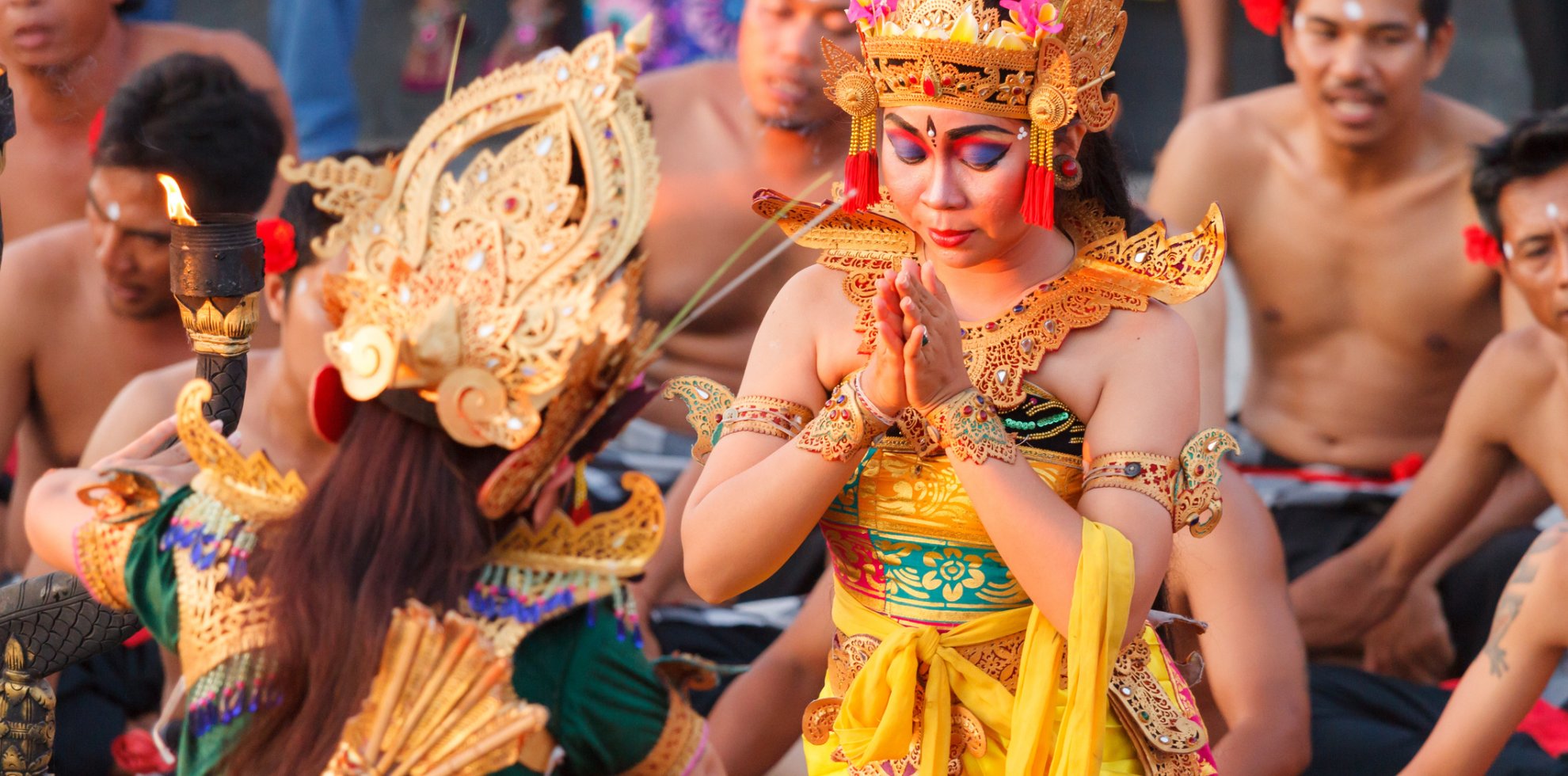 Yoga Reisen Bali Indonesien Feuertanz Kecak Frau