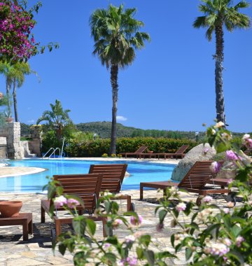 Gönnen Sie sich im Pool des Hotels Galanias ein erfrischendes Bad